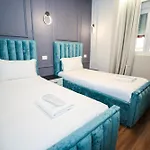 Miku Apartment - Deluxe 2 Bedroom Apartment At Komuna e Parisit *